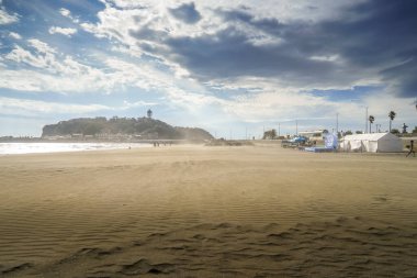 Enoshima ve deniz manzarası. Çekim yeri: Fujisawa Şehri, Kanagawa Bölgesi