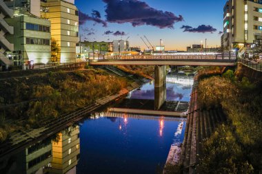 Alacakaranlıkta kanal. Çekim yeri: Totsuka Ward, Yokohama Şehri