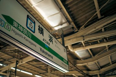Yokohama istasyonu işareti. Çekim yeri: Nishi Ward, Yokohama Şehri