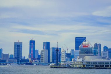 Denizdeki beyaz gemi (Harumi İskelesi). Çekim Konumu: Koto Ward, Tokyo