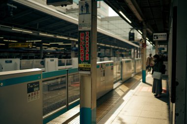 İstasyon güvenlik kapısı. Çekim yeri: Nishi Ward, Yokohama Şehri