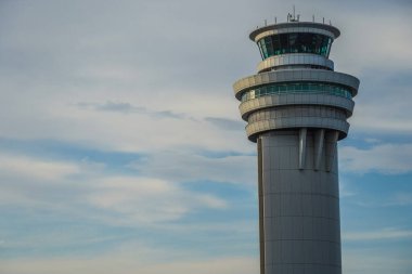 Havaalanında alacakaranlıkta. Çekim Konumu: Ota Ward, Tokyo