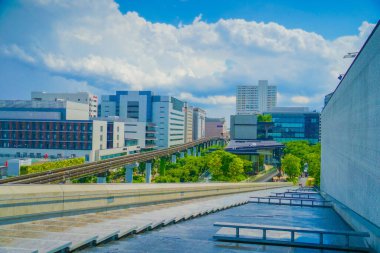 Tachikawa şehri gökdelenleri ve raylar. Çekim yeri: Tachikawa Şehri, Tokyo