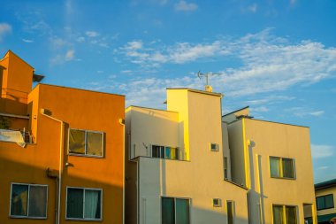 Renkli evler ve mavi gökyüzü. Çekim yeri: Toshima Ward, Tokyo