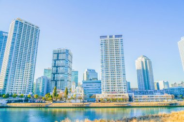 Nehir boyunca binalar. Çekim yeri: Nishi Ward, Yokohama Şehri