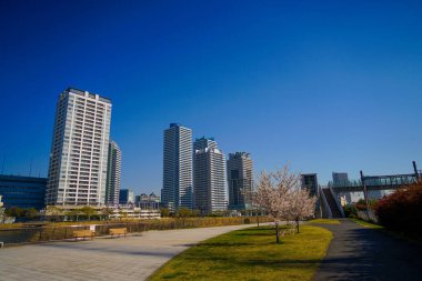 Mavi gökyüzü ve daire kompleksi. Çekim yeri: Nishi Ward, Yokohama Şehri