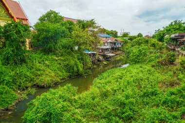 Riverside 'daki ev ve tekne. Çekim yeri: Tayland, Bangkok