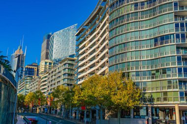 Çevresi yeşilliklerle çevrili. Çekim yeri: Sydney, Avustralya