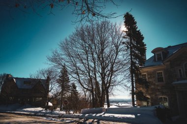 Mavi gökyüzü ve binalar. Çekim yeri: Montreal, Kanada