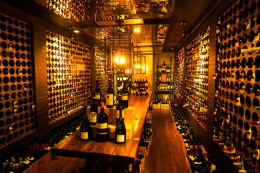 Bir sıra şarap rafı. Çekim Konumu: Toronto