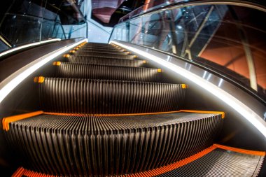 Yakın geleceğin (işletme) yürüyen merdiveni. Çekim yeri: Shibuya Ward, Tokyo