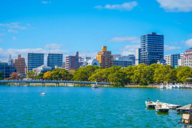 Ohori Park köprüsü ve teknesi. Atış Konumu: Fukuoka Bölgesi