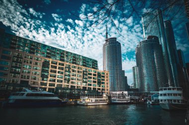 Gökdelenler ve gemiler. Çekim Konumu: Toronto