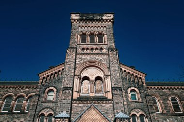 Toronto Üniversitesi kuleleri ve gökyüzü. Çekim Konumu: Toronto