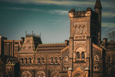 Tarihi bir üniversitenin manzarası. Çekim Konumu: Toronto