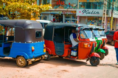 Bir sıra tuk tuk. Atış yeri: Sri Lanka, şeker