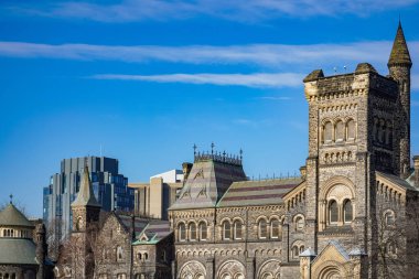 Toronto Üniversitesi 'nde mavi gökyüzü ve Gotik mimari. Çekim Konumu: Toronto