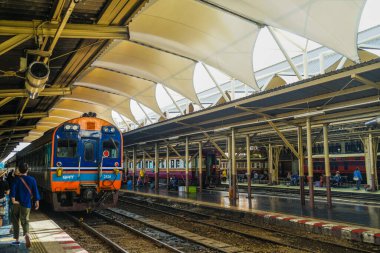 Hua Lamphong istasyonundaki mavi tren. Çekim yeri: Tayland, Bangkok
