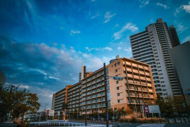 Binalar ve günbatımı. Çekim yeri: Kanagawa Koğuşu, Yokohama Şehri