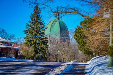 Katedral ve mavi gökyüzü. Çekim yeri: Montreal, Kanada