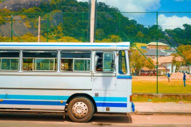 Otobüs ve dağ manzarası. Atış yeri: Sri Lanka, şeker