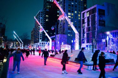 Geceleri buz pateni pistinde. Çekim yeri: Montreal, Kanada