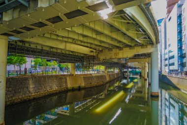 Yükseltilmiş köprünün altındaki su yolu. Çekim yeri: Chiyoda Ward, Tokyo