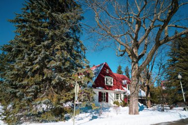 Kırmızı çatı evi ve kar. Çekim yeri: Montreal, Kanada