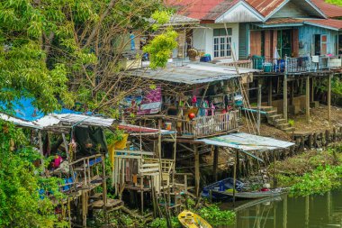 Riverside 'daki ev ve tekne. Çekim yeri: Tayland, Bangkok