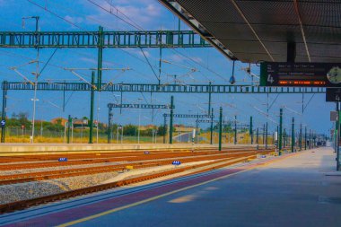Platformda treni bekliyorum. Çekim Konumu: İspanya, Barselona