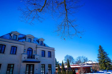 Mavi gökyüzü ve binalar. Çekim yeri: Montreal, Kanada