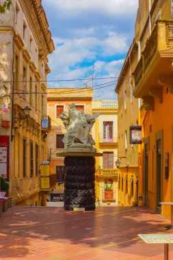 Heykeli olan sokak köşesi. Çekim Konumu: İspanya, Barselona