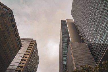 Gökdelenlerin üzerinde alacakaranlık. Çekim yeri: Chiyoda Ward, Tokyo