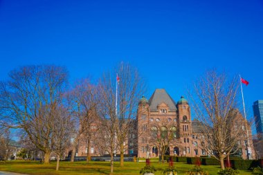 Parlamento binası ve ağaçlar. Çekim Konumu: Toronto