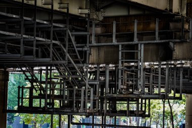 Köprünün altındaki merdivenler. Çekim yeri: Chiyoda Ward, Tokyo