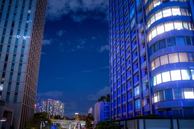 Gökdelenler ve yıldızlı gökyüzü. Çekim yeri: Minato Ward, Tokyo