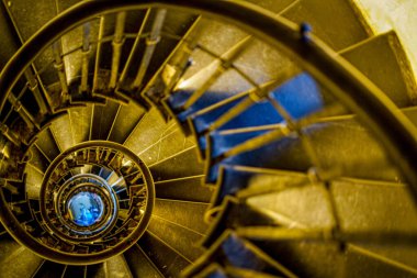 Sarı ve mavi spiral merdiven. Çekim Konumu: İngiltere, Londra