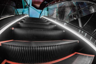 Renkli yürüyen merdiven (iş). Çekim yeri: Shibuya Ward, Tokyo