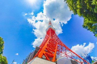 Tokyo Kulesi üzerinde mavi gökyüzü. Çekim yeri: Minato Ward, Tokyo