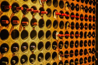 Bir sıra şarap rafı. Çekim Konumu: Toronto