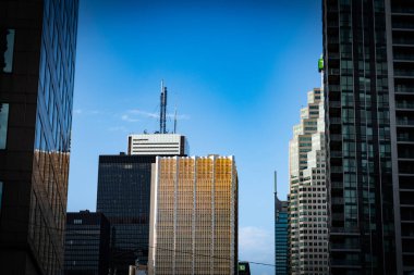 Binalar ve mavi gökyüzü. Çekim Konumu: Toronto