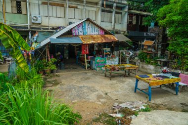 İstasyonun önünde dükkan var. Çekim yeri: Tayland, Bangkok