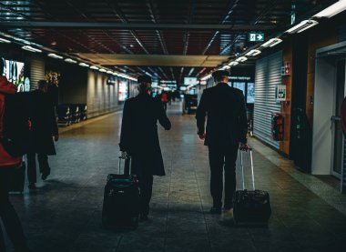 İnsanlar koridorda yürüyorlar. Çekim yeri: İzlanda, Reykjavik