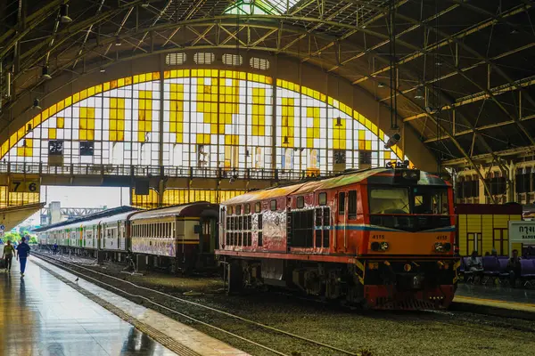 Tren Hua Lamphong İstasyonunda duruyor. Çekim yeri: Tayland, Bangkok