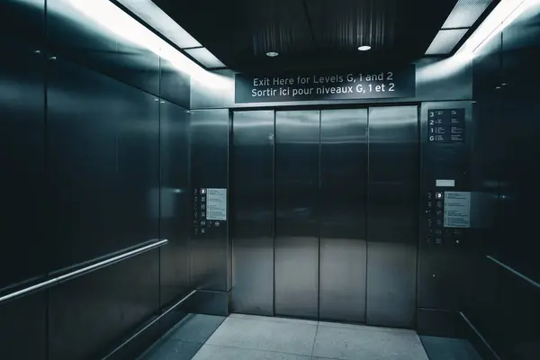 Modern bir asansörün görüntüsü. Çekim yeri: New York, Manhattan