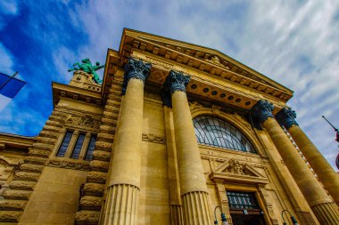 Görkemli tarihi bina. Çekim yeri: Macaristan, Budapeşte