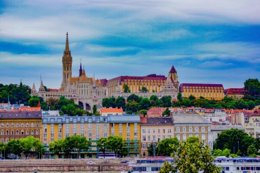 Canlı bir kilise manzarası. Çekim yeri: Macaristan, Budapeşte