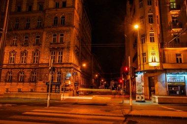 Kavşaktaki sokak lambaları ve binalar. Çekim yeri: Macaristan, Budapeşte