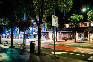 Bisiklet ve çöp tenekesi olan bir gece sokağı. Çekim yeri: Sydney, Avustralya