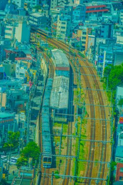 Yüksek demiryolu ve şehir manzarası manzarası. Çekim yeri: Shinjuku Koğuşu, Tokyo